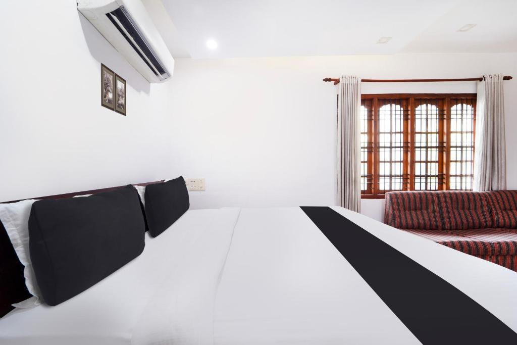 Postel nebo postele na pokoji v ubytování Super Townhouse City Center Ernakulam