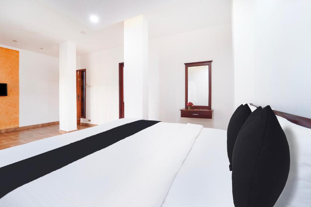 Postel nebo postele na pokoji v ubytování Super Townhouse City Center Ernakulam