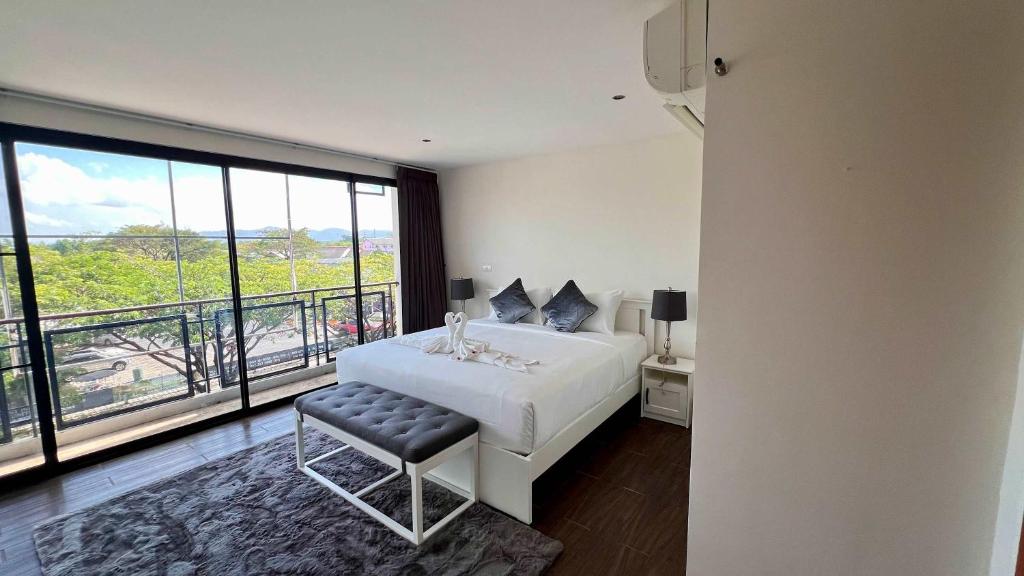 Ένα ή περισσότερα κρεβάτια σε δωμάτιο στο Stylish Loft Condo in Boat Avenue Phuket