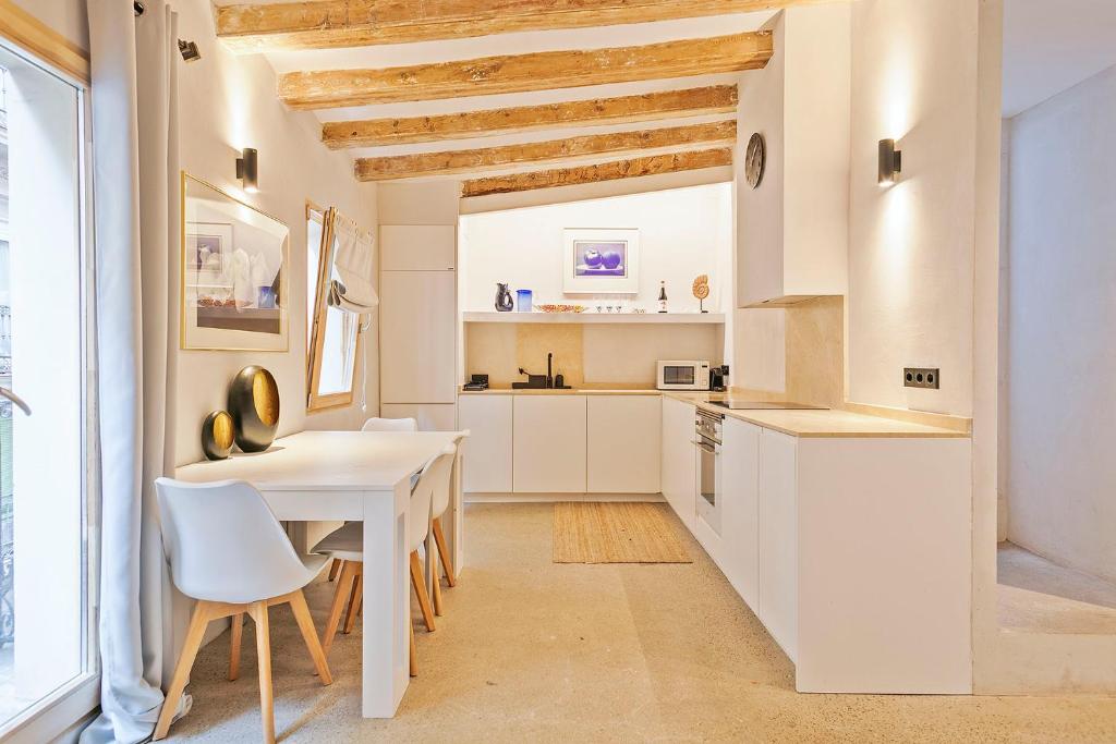 A kitchen or kitchenette at Penthouse with Rooftop apartment in the Barceloneta - Barcelona