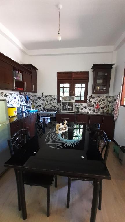 Kuchyň nebo kuchyňský kout v ubytování Jithu homestay Mirissa