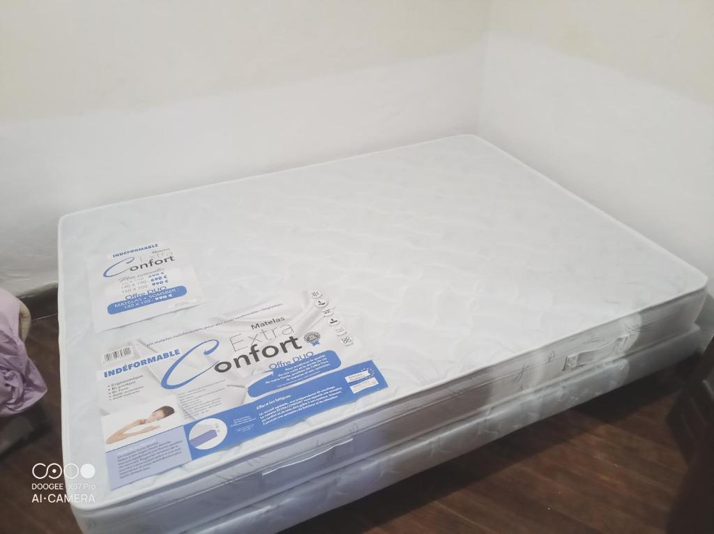 un pacchetto di materassi comfort appoggiato su un tavolo di Chambre à petit budget pour personne simple a Saint-Laurent-de-Neste