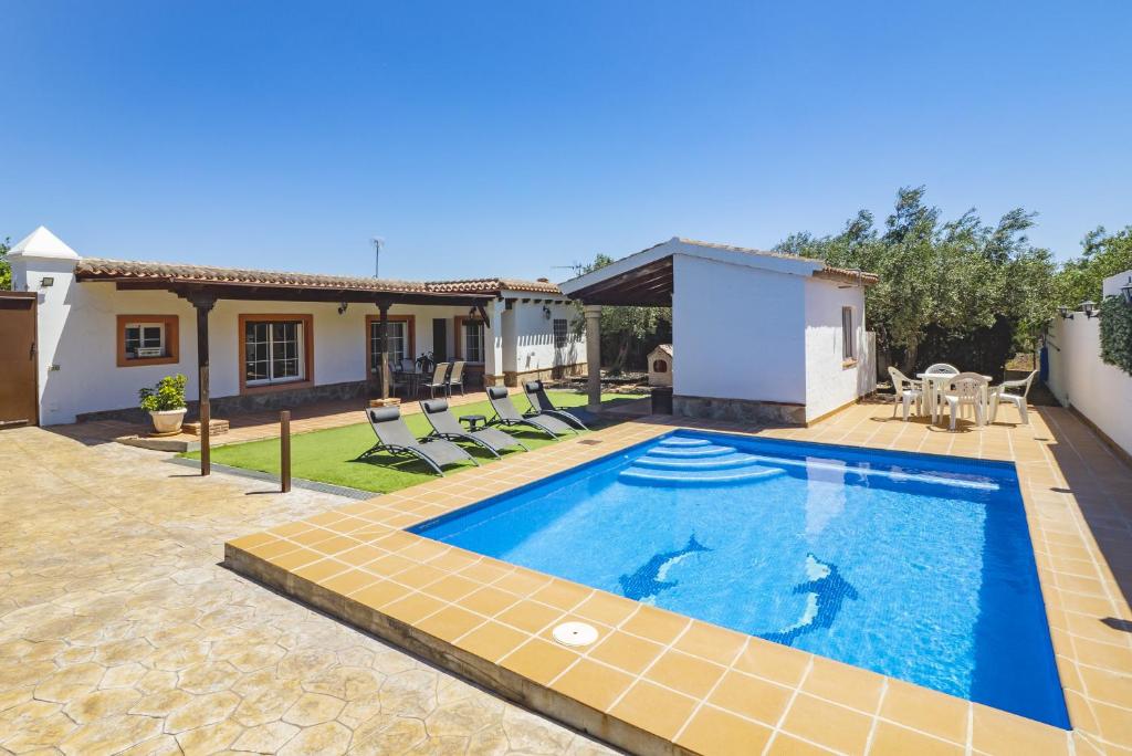 obraz basenu w willi w obiekcie Cubo's Casa La Dehesilla High Privacy and Pool w mieście Alhaurín el Grande