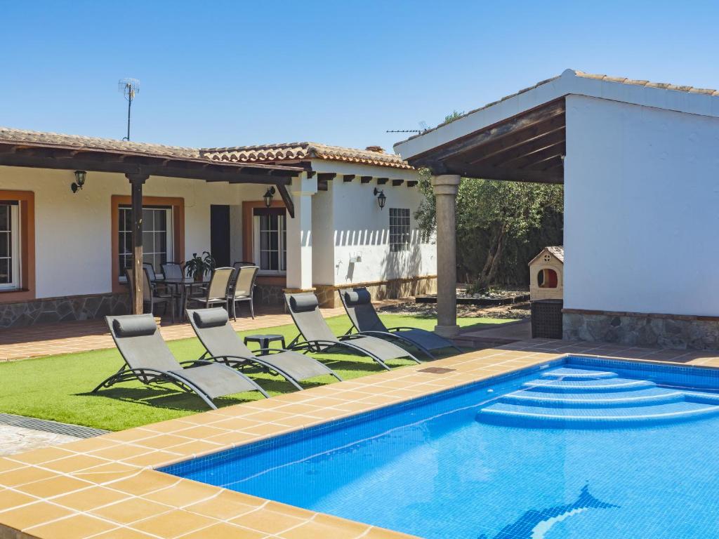 Basen w obiekcie Cubo's Casa La Dehesilla High Privacy and Pool lub w pobliżu