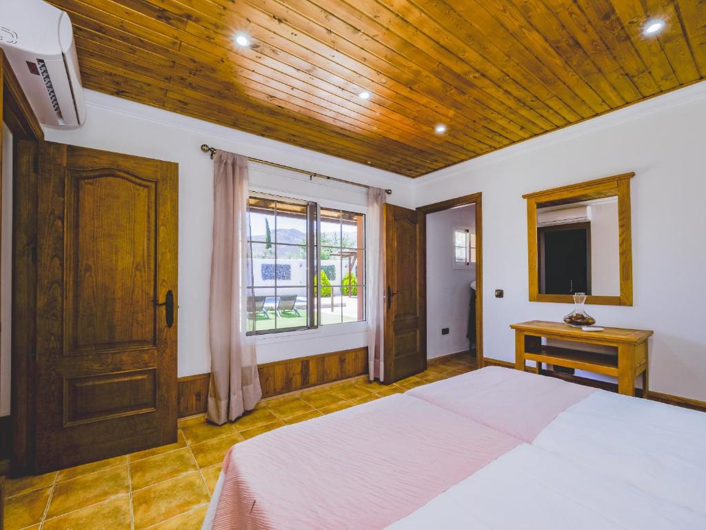 Łóżko lub łóżka w pokoju w obiekcie Cubo's Casa La Dehesilla High Privacy and Pool