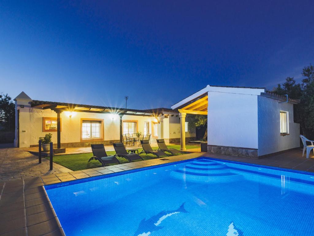 Basen w obiekcie Cubo's Casa La Dehesilla High Privacy and Pool lub w pobliżu