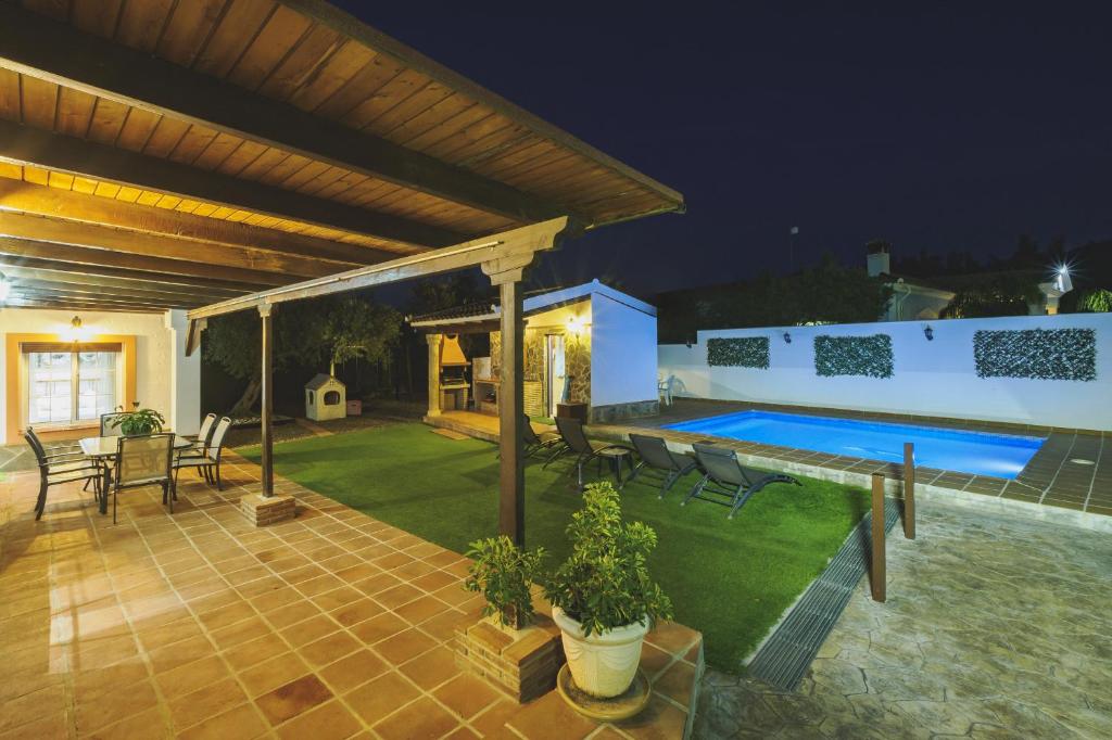 Basen w obiekcie Cubo's Casa La Dehesilla High Privacy and Pool lub w pobliżu