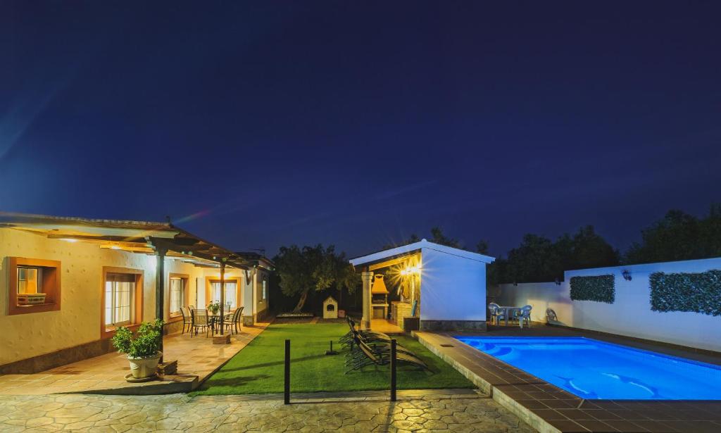 Basen w obiekcie Cubo's Casa La Dehesilla High Privacy and Pool lub w pobliżu