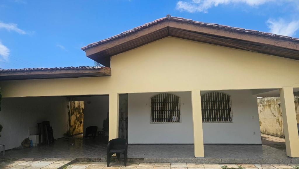 ein weißes Haus mit vergitterten Fenstern in der Unterkunft Suítes centro histórico e praias in São Luís