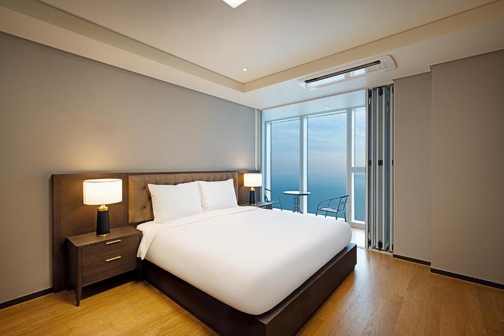 Postel nebo postele na pokoji v ubytování LCT Residence The Vine Haeundae