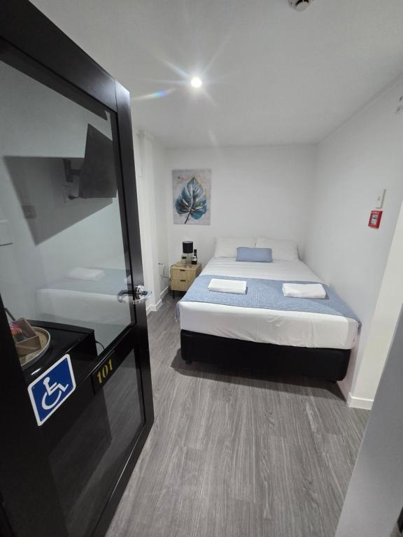Postel nebo postele na pokoji v ubytování Microtel Lodge