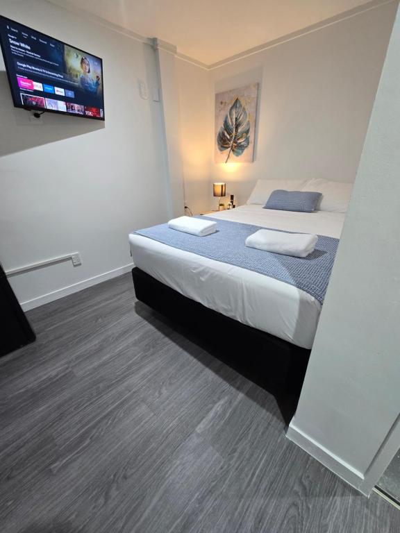 Postel nebo postele na pokoji v ubytování Microtel Lodge