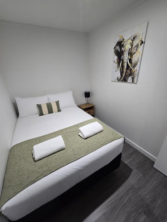 Postel nebo postele na pokoji v ubytování Microtel Lodge