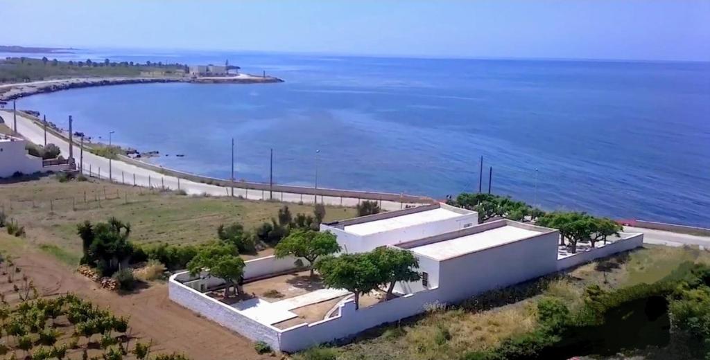 una vista aerea di una casa sull'oceano di Ad un passo dal Mare a Petrosino