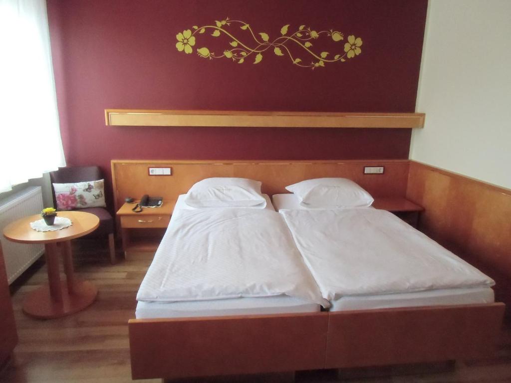 Postel nebo postele na pokoji v ubytování Hotel-Gasthof Zum Freigericht