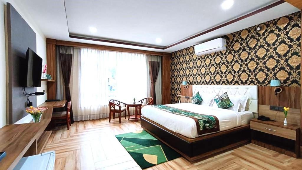 เตียงในห้องที่ Staynest Retreat and Spa Gangtok with Parking & Swimming Pool