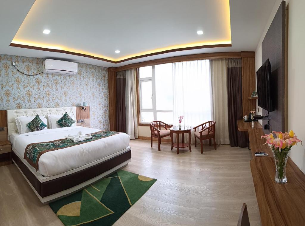 เตียงในห้องที่ Staynest Retreat and Spa Gangtok with Parking & Swimming Pool
