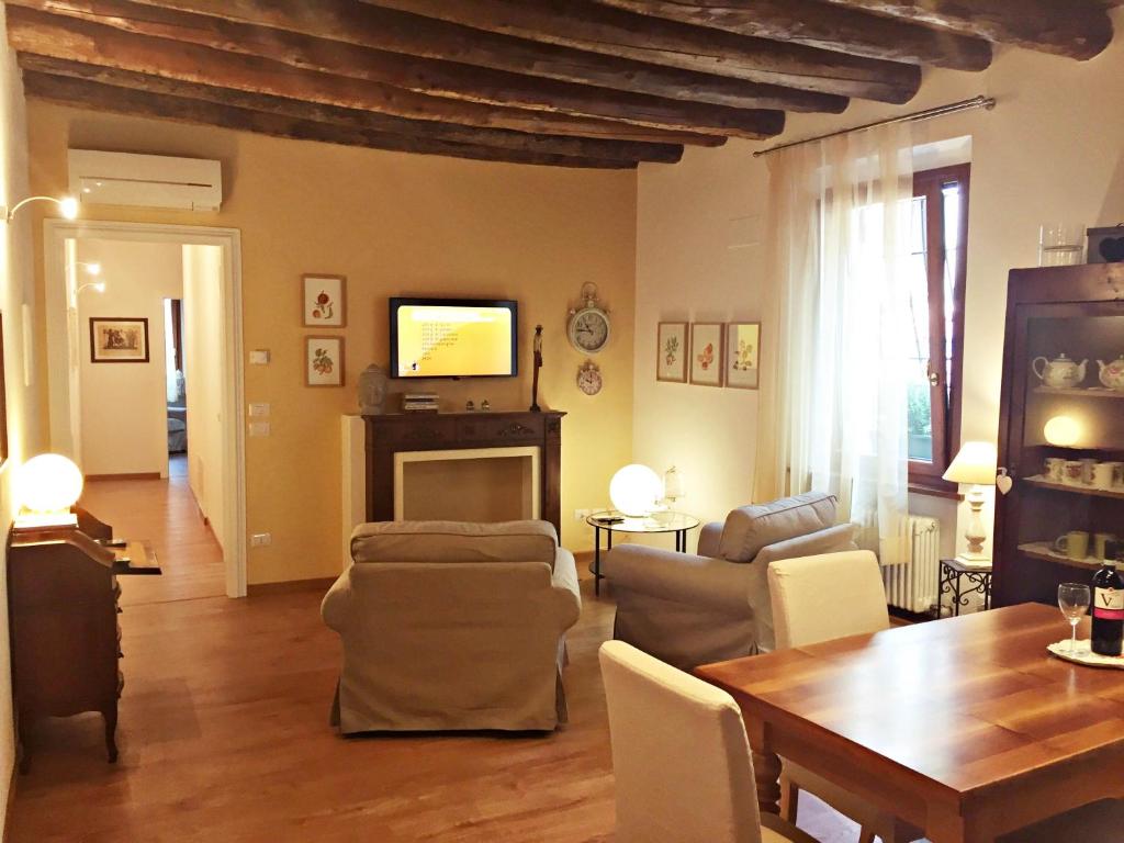 sala de estar con mesa, sillas y TV en Wallace Luxury Home en Verona