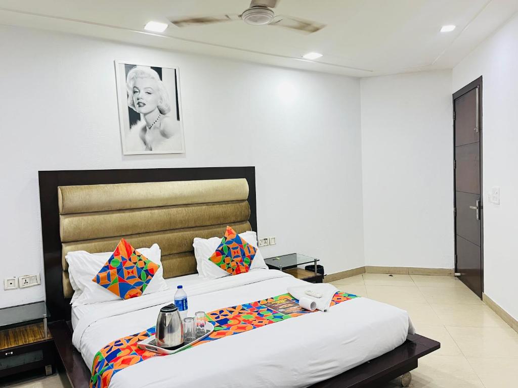 Postel nebo postele na pokoji v ubytování Hotel Smart - Malviya Nagar Above KFC