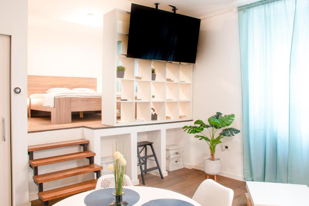 Kuchyň nebo kuchyňský kout v ubytování Fantabulous Downtown Abode w King Bed, 65" TV, Washer and Tumble Dryer
