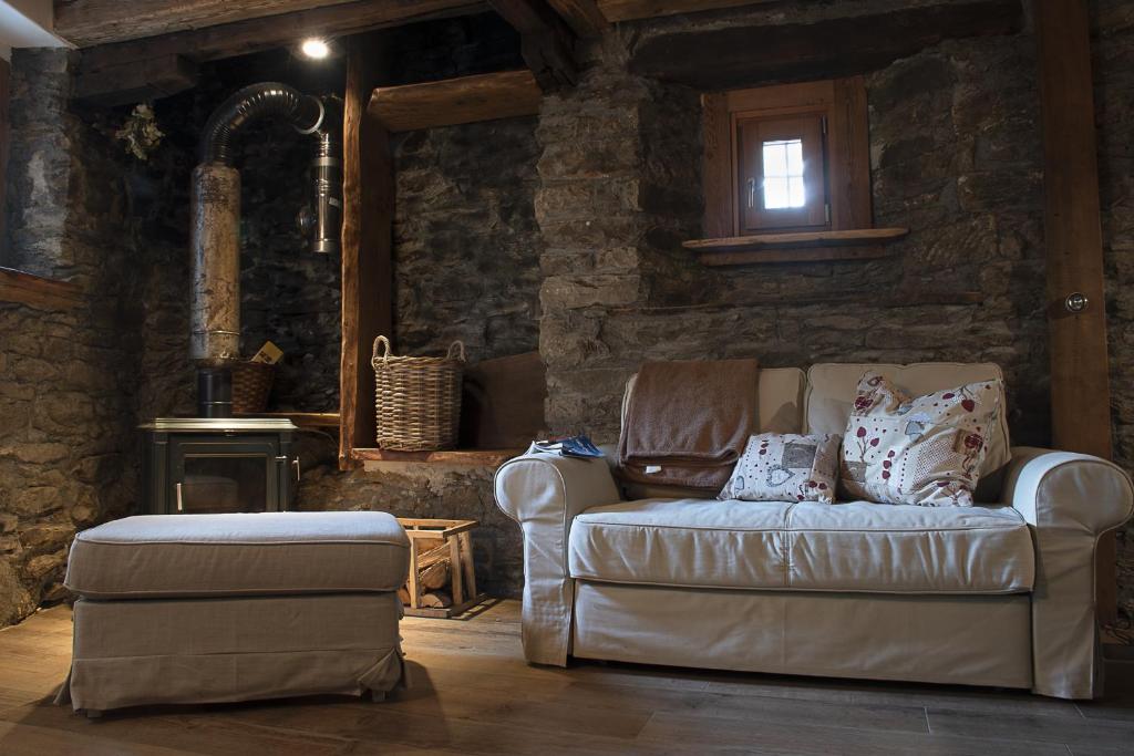 A seating area at Case Gran Paradiso di Charme Villaggio La Barmaz