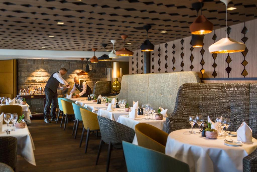 Restoran või mõni muu söögikoht majutusasutuses Seehotel Waldstätterhof Swiss Quality
