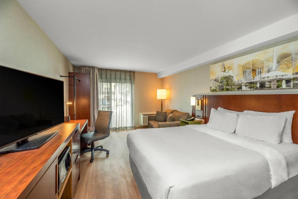 TV a/nebo společenská místnost v ubytování Comfort Inn Airport