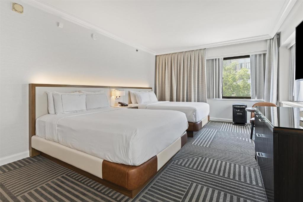 Postel nebo postele na pokoji v ubytování Capital Hilton