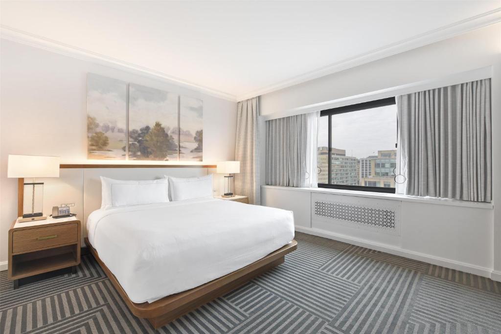 Postel nebo postele na pokoji v ubytování Capital Hilton