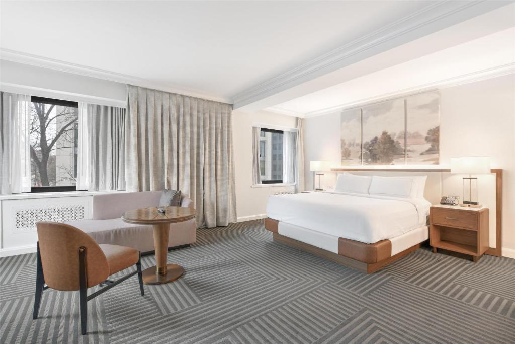 Postel nebo postele na pokoji v ubytování Capital Hilton