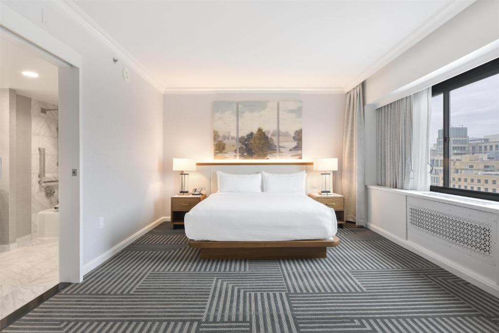 Postel nebo postele na pokoji v ubytování Capital Hilton