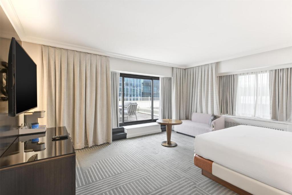TV a/nebo společenská místnost v ubytování Capital Hilton
