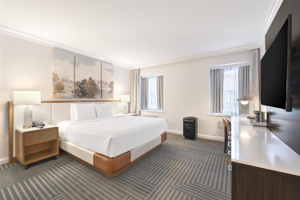 Postel nebo postele na pokoji v ubytování Capital Hilton