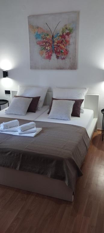 Postel nebo postele na pokoji v ubytování APARTMANI KUJUNDŽIĆ