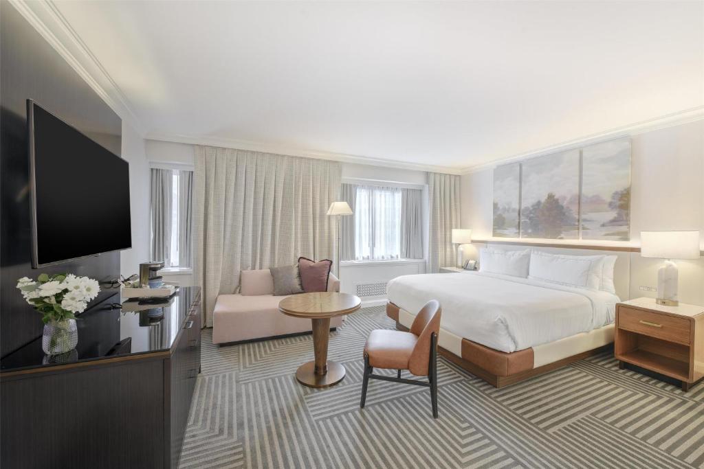 TV a/nebo společenská místnost v ubytování Capital Hilton