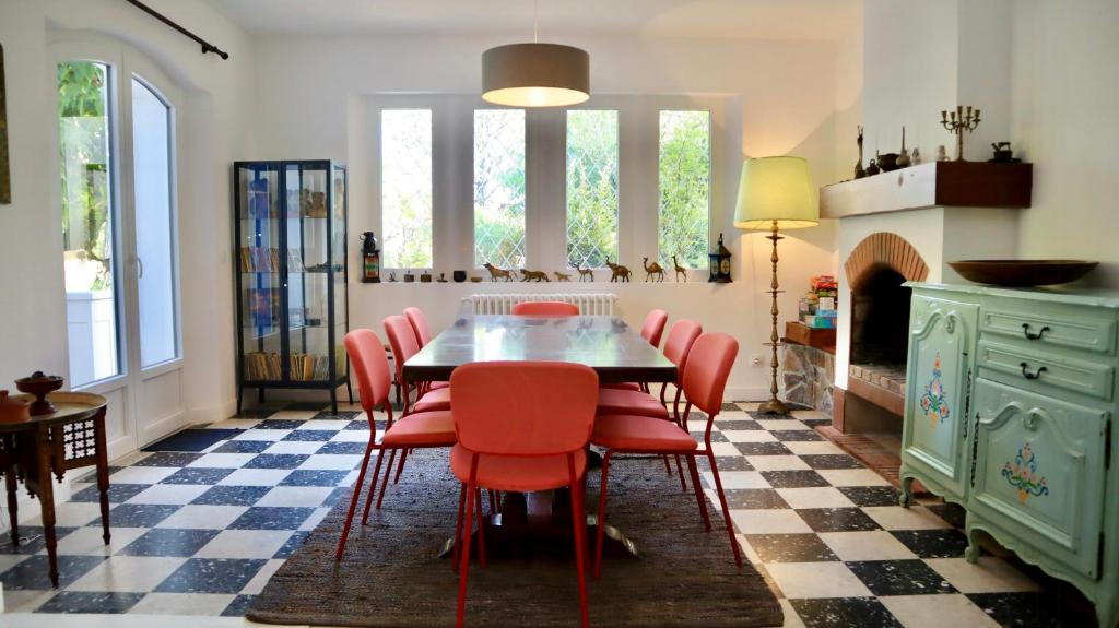 une salle à manger avec une table et des chaises rouges dans l'établissement Spacious Villa With Pool In La Crau, à La Crau