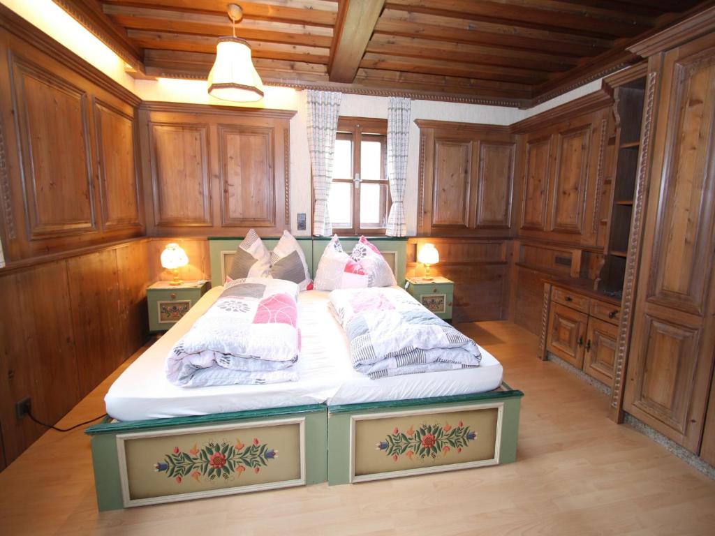 Postel nebo postele na pokoji v ubytování Sprawling Mansion near Ski Area in Salzburg