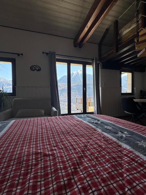 Postel nebo postele na pokoji v ubytování Chalet avec vue panoramique sur les montagnes