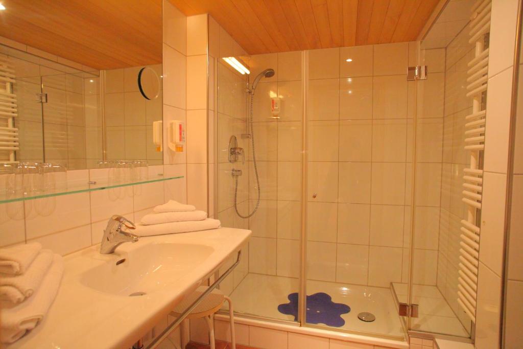 Een badkamer bij Sonne Bezau - Familotel Bregenzerwald