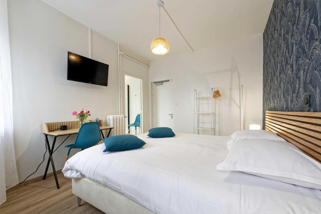 Postel nebo postele na pokoji v ubytování Hôtel le Terminus et son restaurant Côte à Côte - Chambres rénovées