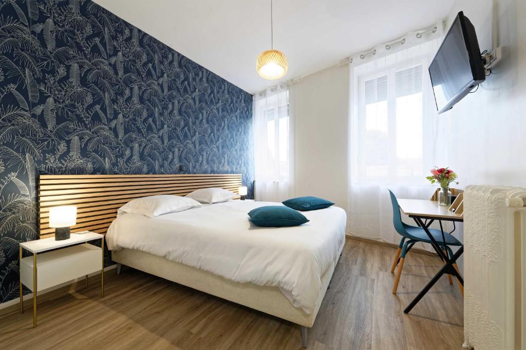 Postel nebo postele na pokoji v ubytování Hôtel le Terminus et son restaurant Côte à Côte - Chambres rénovées