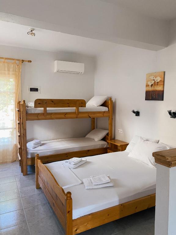 Postel nebo postele na pokoji v ubytování Faros Studios