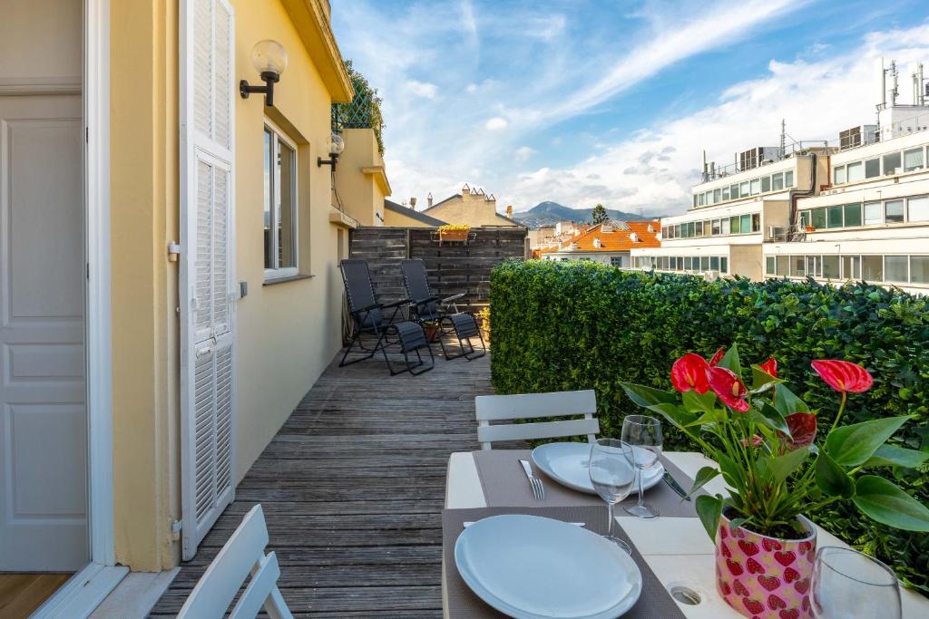 un patio avec une table et des chaises sur un balcon dans l'établissement Le Blacas, à Nice
