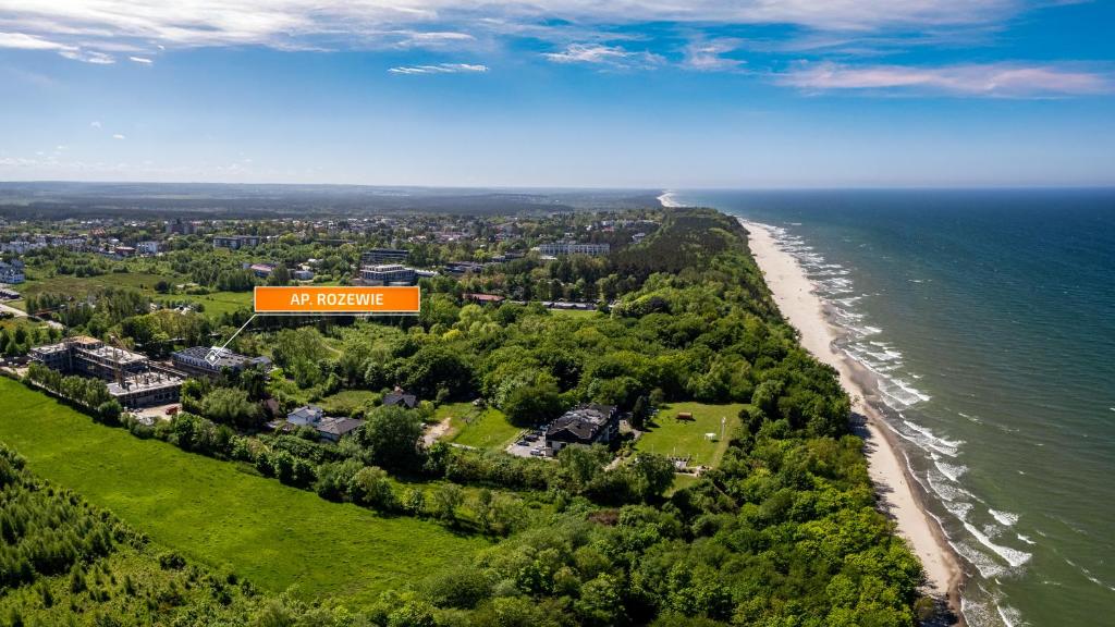 een luchtfoto van een resort aan de oceaan bij Rozewie, Sun & Snow in Jastrzębia Góra