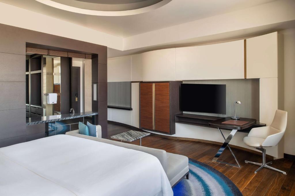 TV a/nebo společenská místnost v ubytování The Westin Doha Hotel & Spa