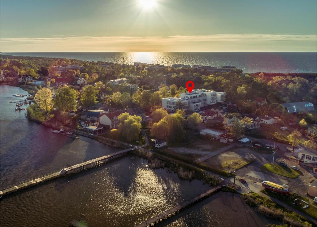 widok z góry na miasto z czerwonym znacznikiem w obiekcie Molo Park Aparthotel w mieście Mielno