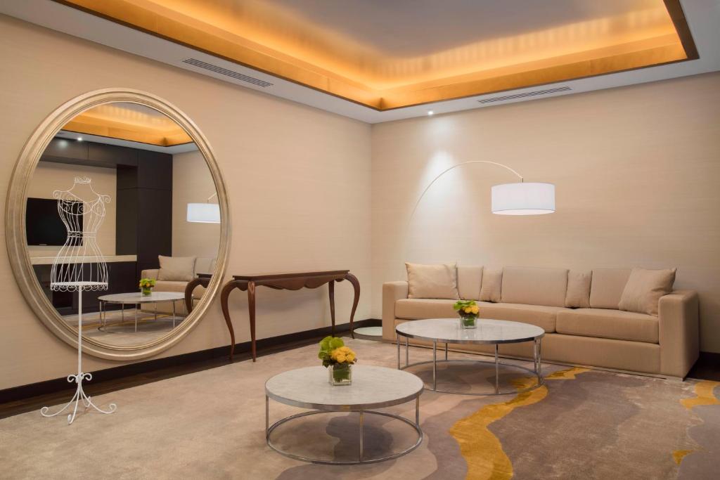 TV a/nebo společenská místnost v ubytování The Westin Doha Hotel & Spa