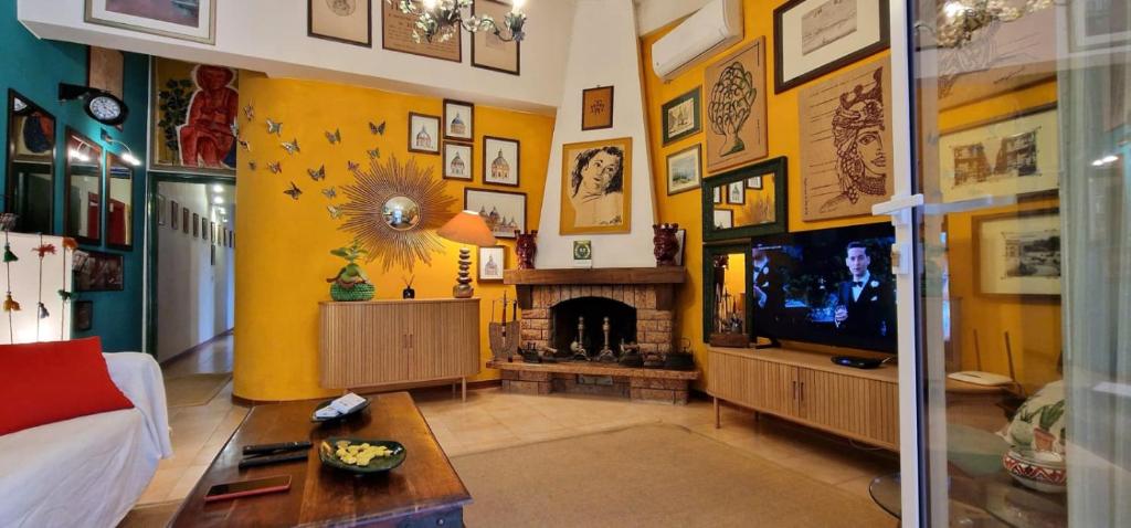 Televízia a/alebo spoločenská miestnosť v ubytovaní Scopello Dream House