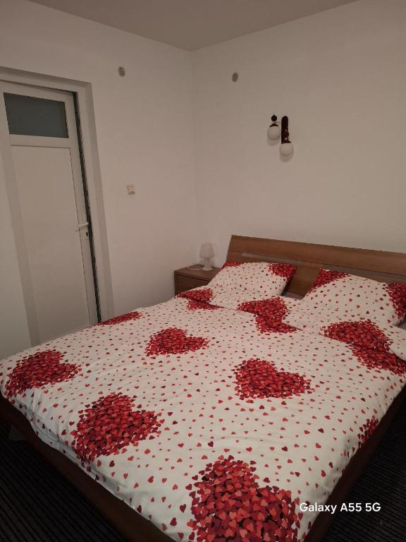 Postel nebo postele na pokoji v ubytování Casa noastră