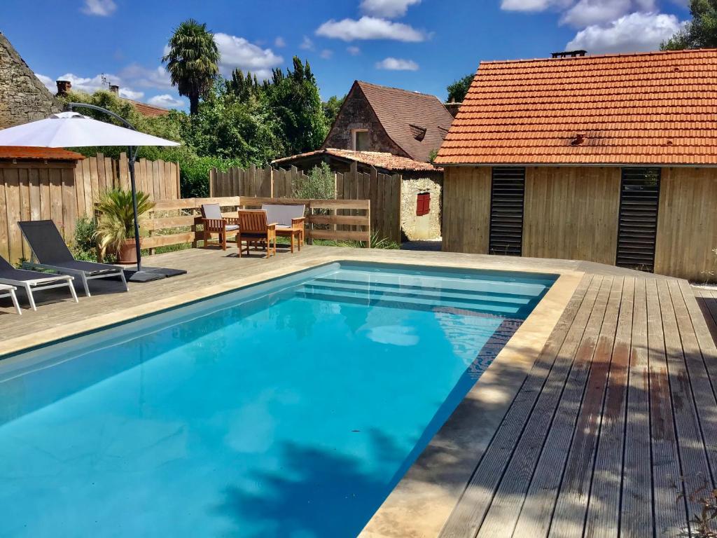 Bazén v ubytovaní Le séchoir à tabac et sa piscine Les temps des sources alebo v jeho blízkosti
